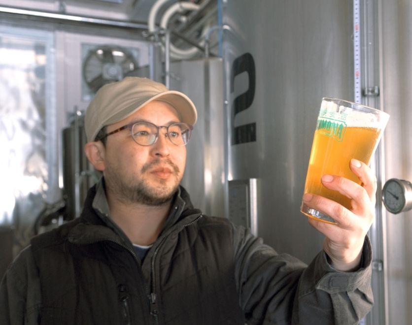 ホップ畑と醸造のイメージ