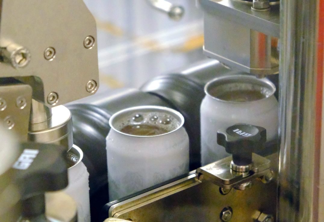 ホップ畑と醸造のイメージ